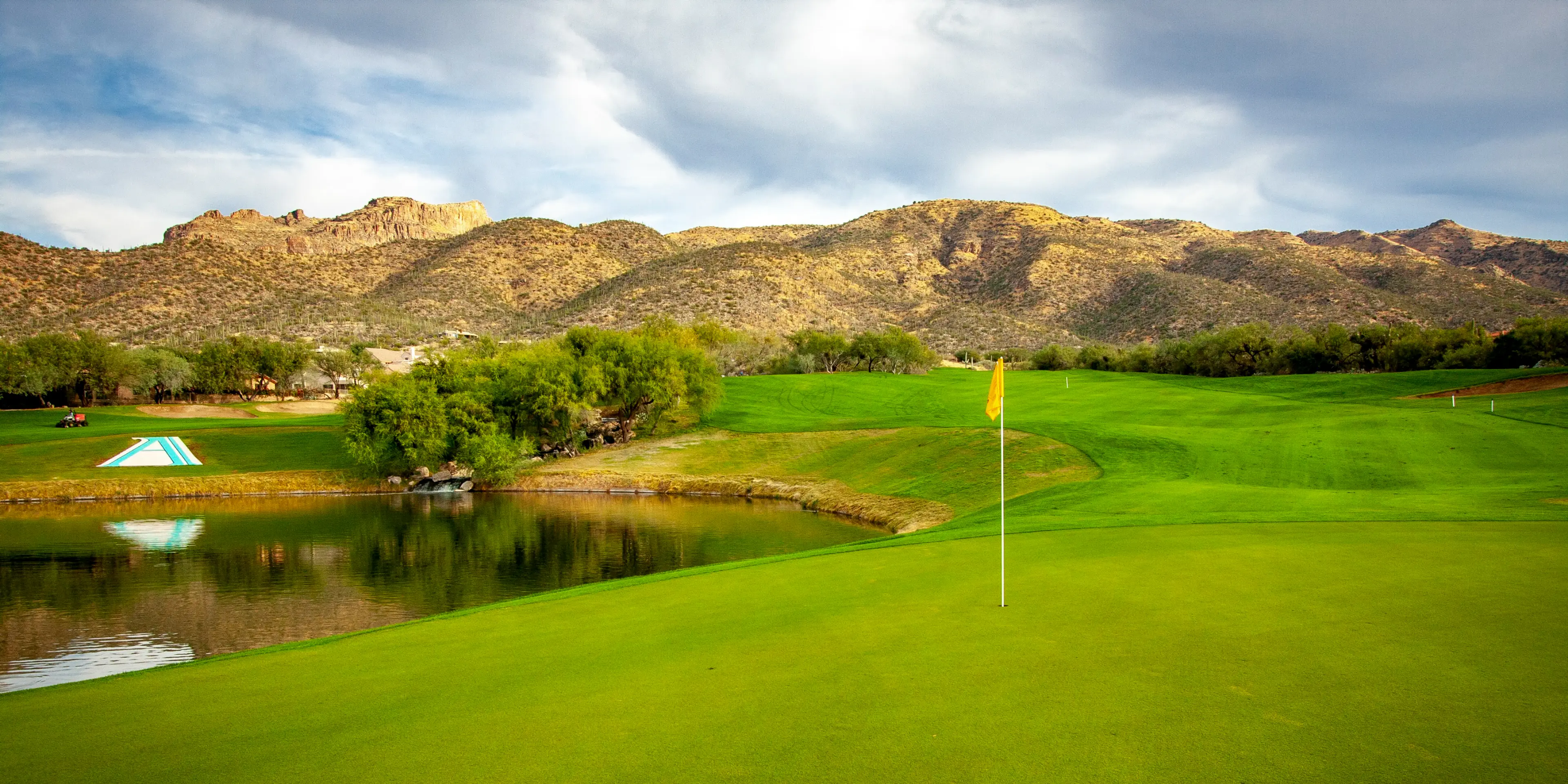 Landscape putting greens and fairway photo of the Arizona National Golf Club golf course