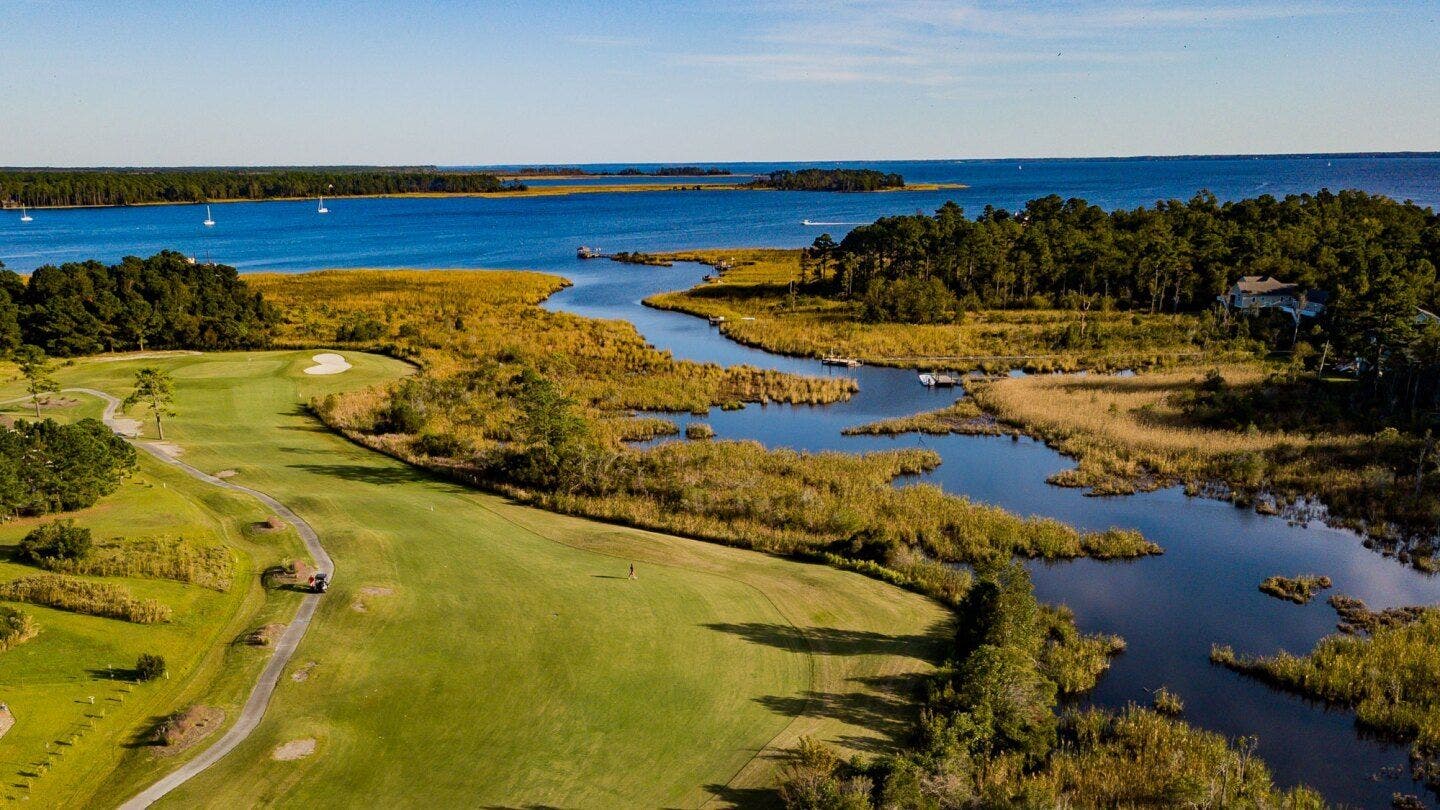 Landscape putting greens and fairway photo of the Harbour Pointe Golf Club golf course