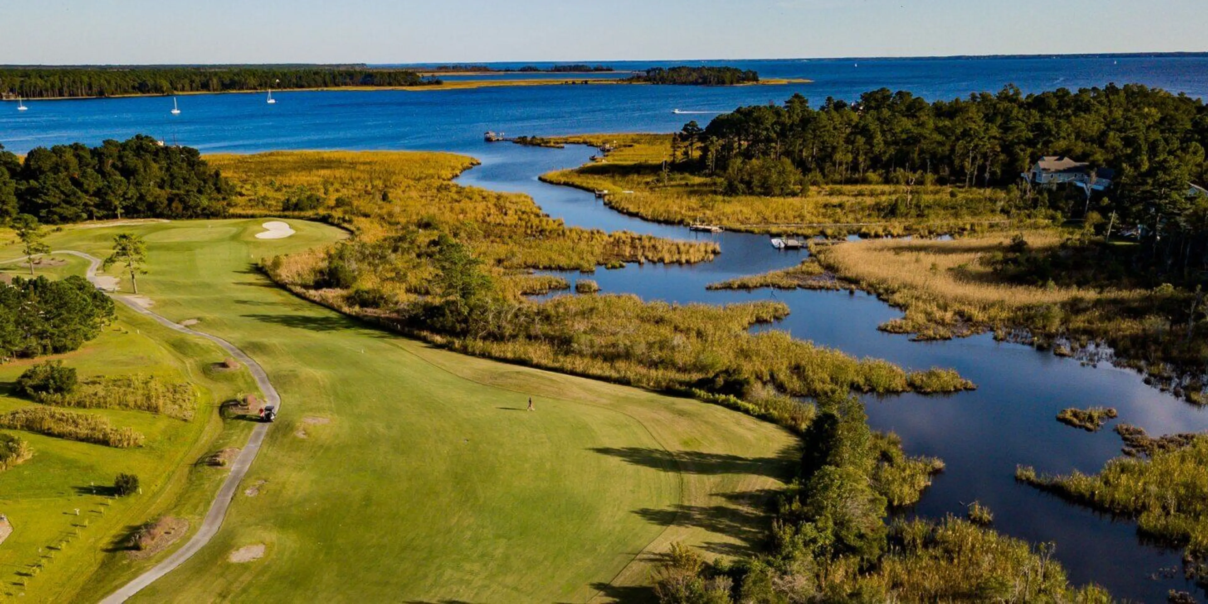 Landscape putting greens and fairway photo of the Harbour Pointe Golf Club golf course