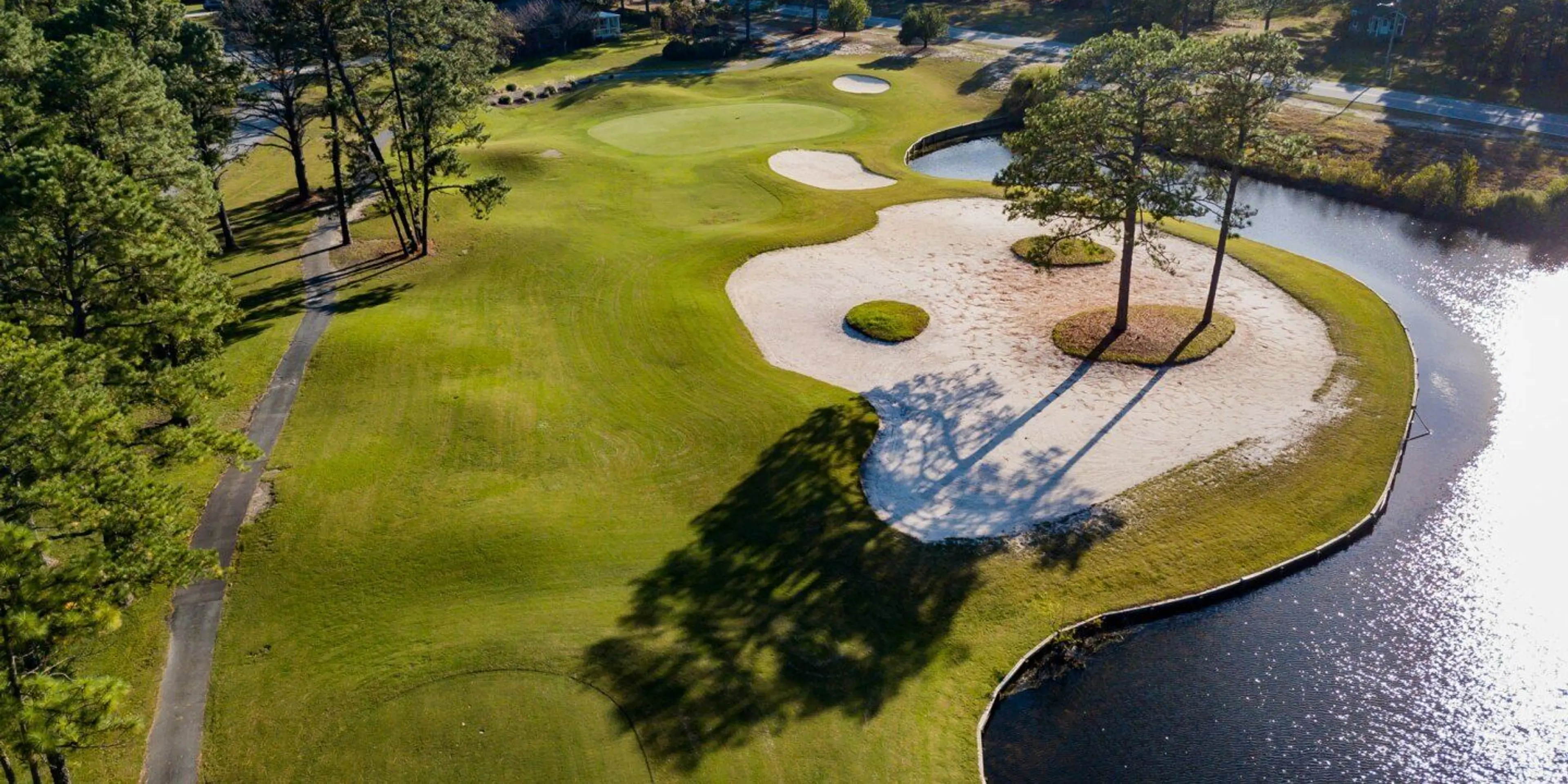Landscape putting greens and fairway photo of the Harbour Pointe Golf Club golf course