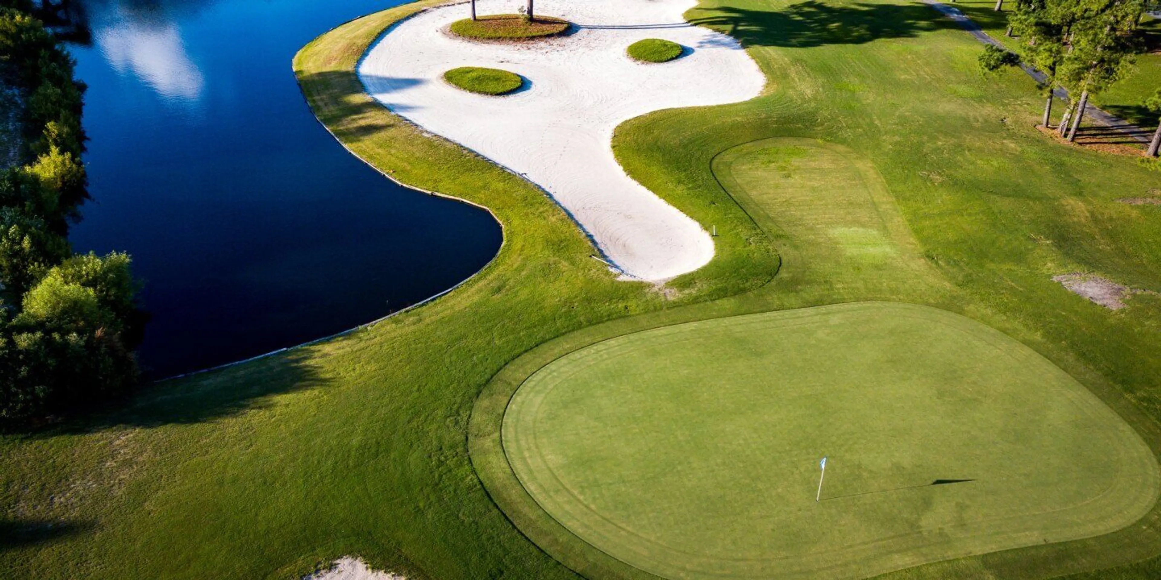 Landscape putting greens and fairway photo of the Harbour Pointe Golf Club golf course