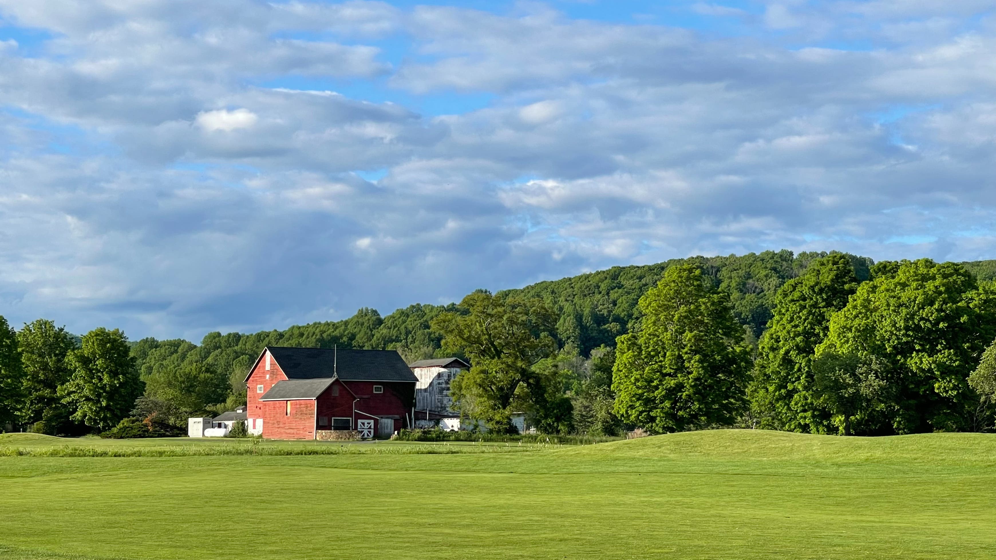 Landscape putting greens and fairway photo of the High Bridge Hills Golf Club golf course