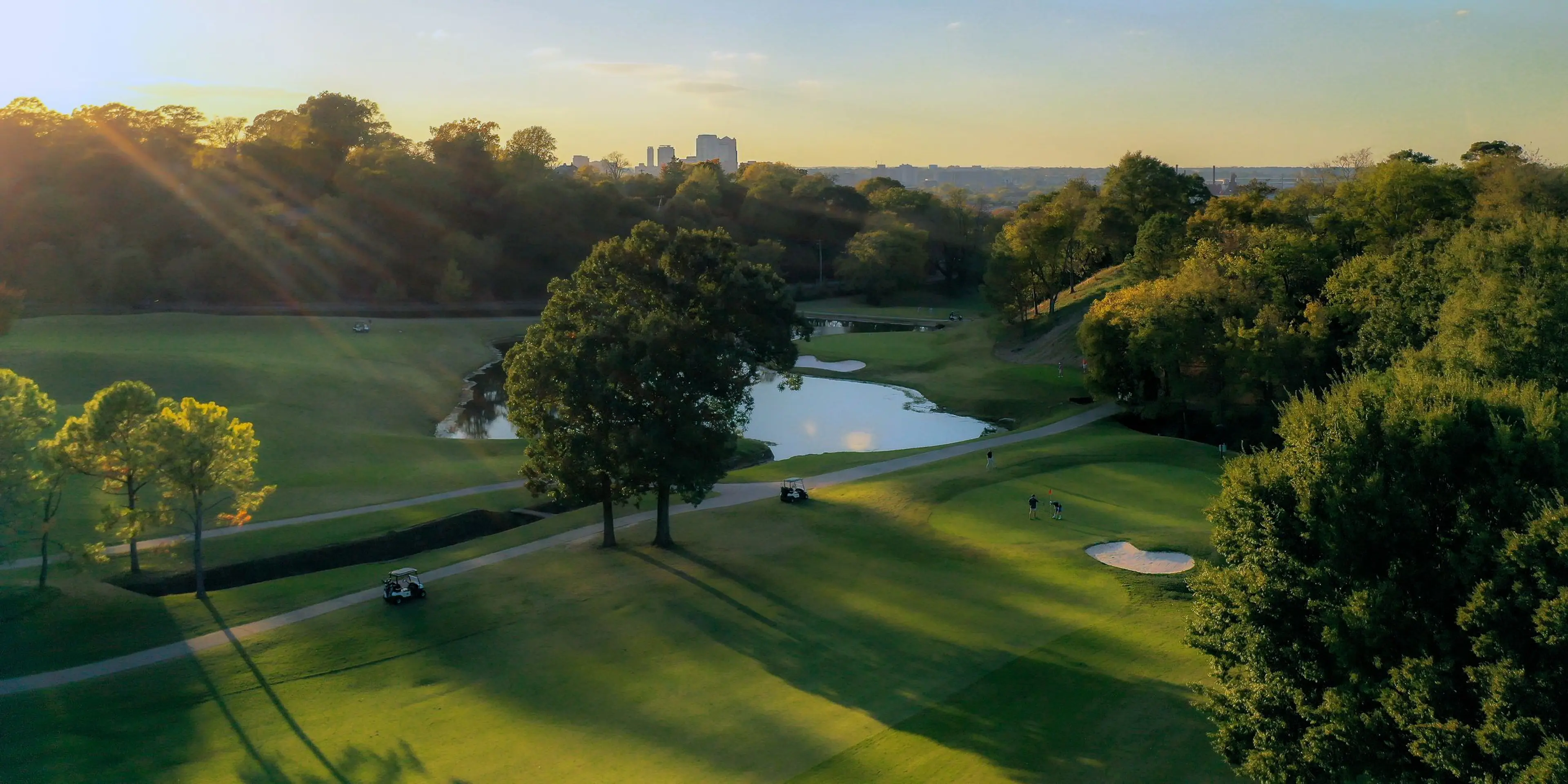 Landscape putting greens and fairway photo of the Highland Park Golf Course golf course