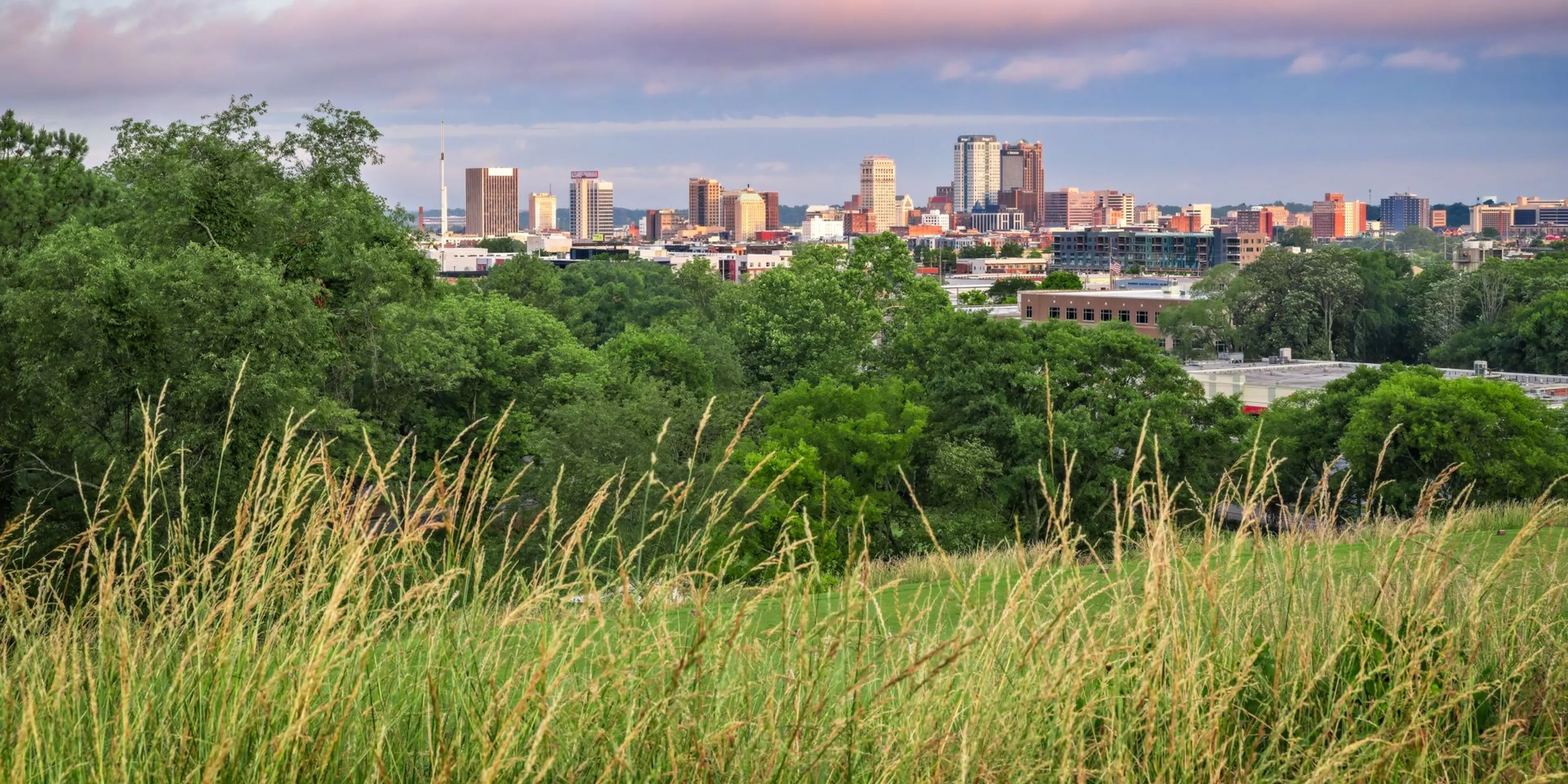 Landscape putting greens and fairway photo of the Highland Park Golf Course golf course