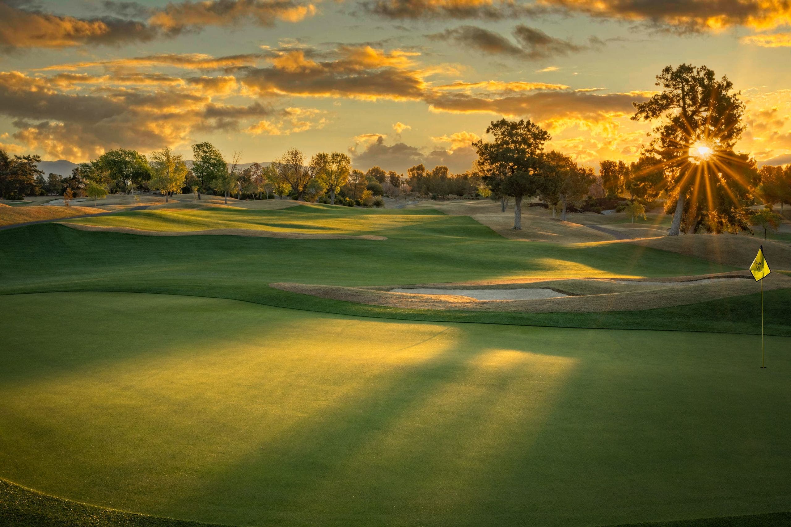 Landscape putting greens and fairway photo of the Indian Wells Golf Resort golf course