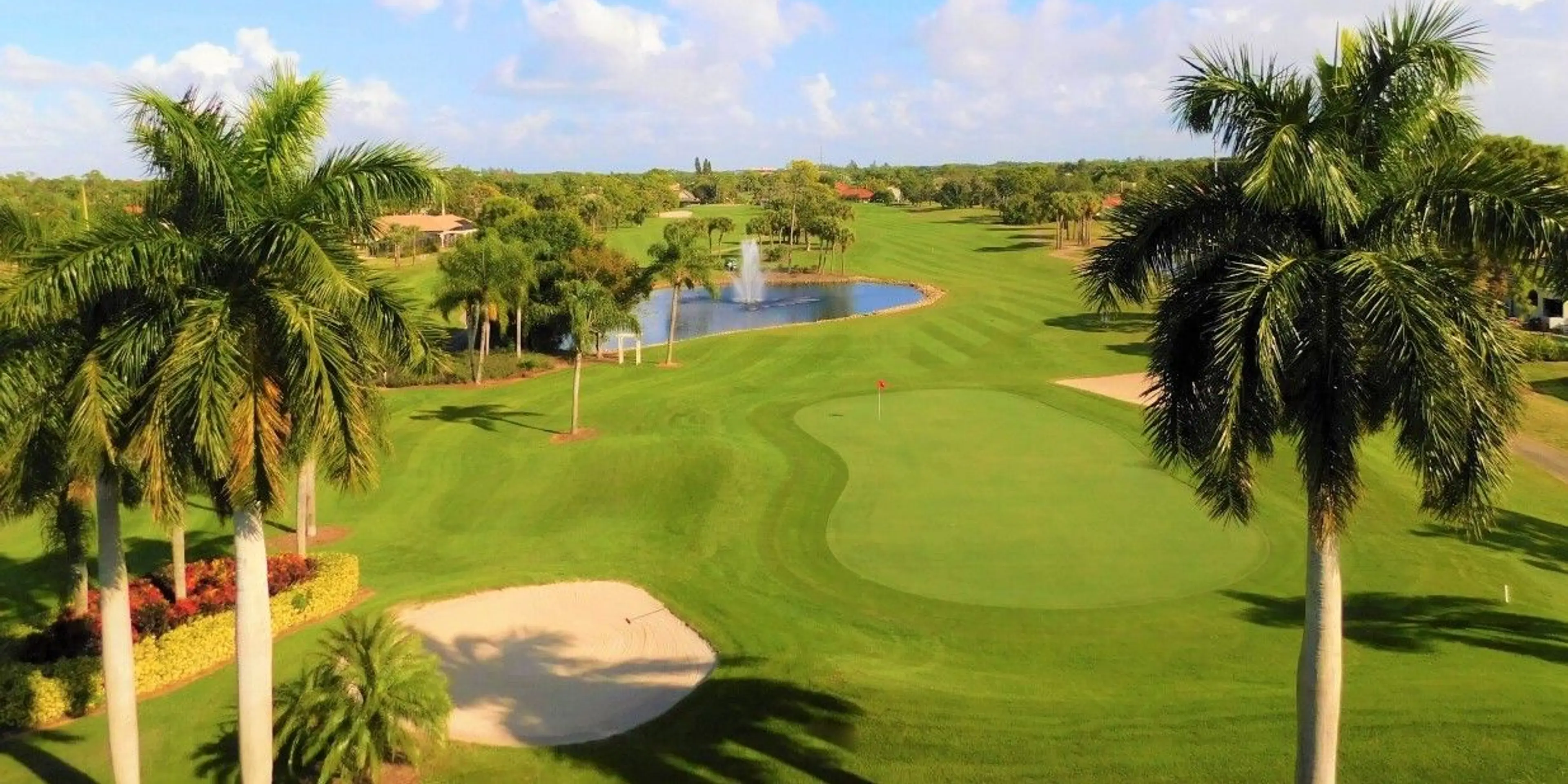 Landscape putting greens and fairway photo of the Spanish Wells Golf and Country Club golf course