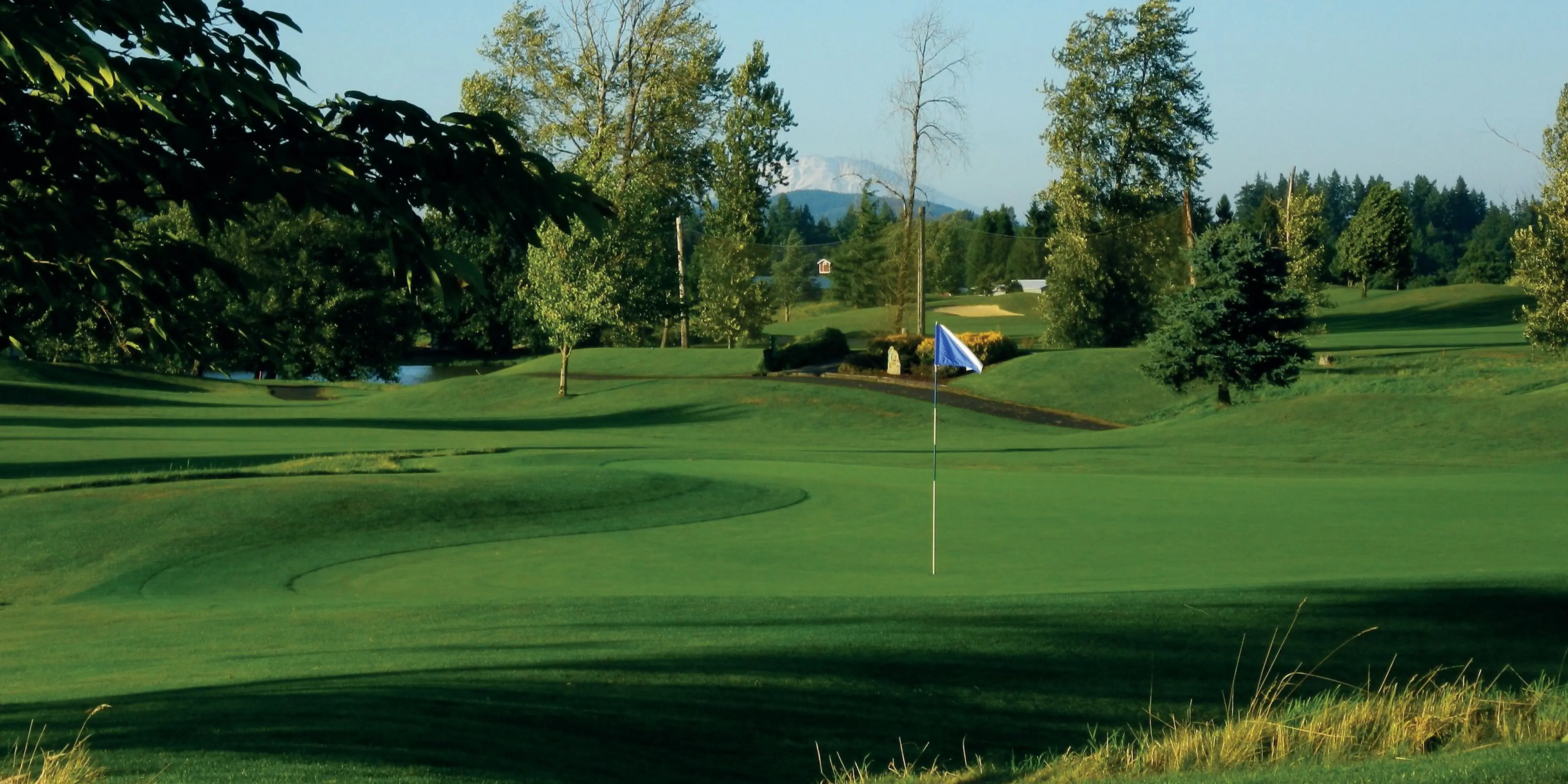 Landscape putting greens and fairway photo of the Tri-Mountain Golf Course golf course